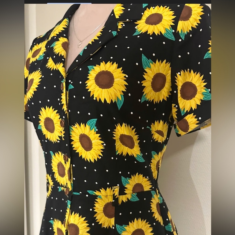 Collectif London 
Fit & Flare 
 Dress Sz US 6 
Floral Sunflower Belted Button - Picture 3 of 9